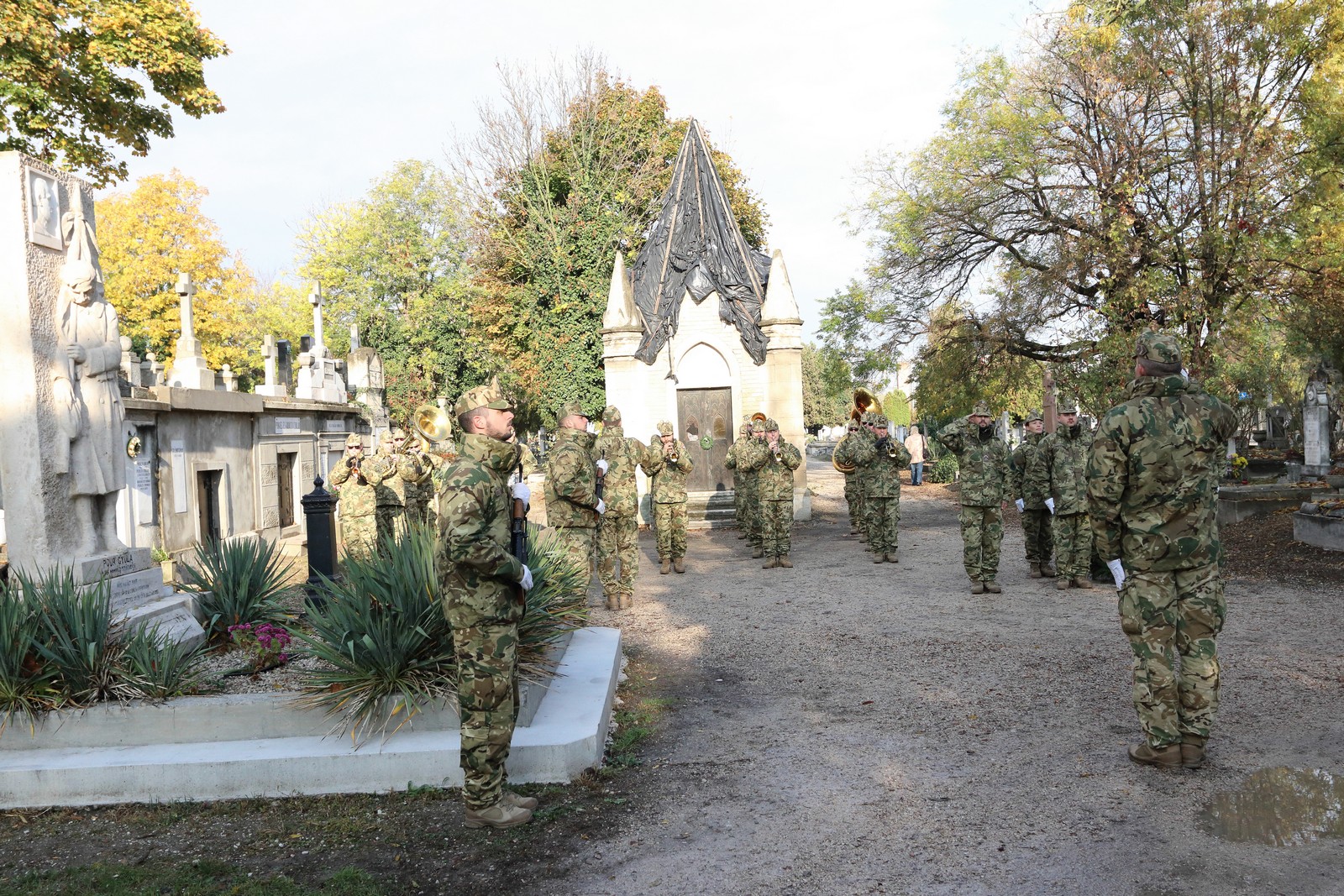 Hősi halottaink előtt tisztelegtek a fehérvári sírkertekben